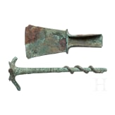 Bronzebeil und Dreifu&szlig;-Fragment, italisch, 9. - 5. Jhdt. v. Chr.
