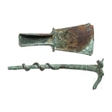 Bronzebeil und Dreifu&szlig;-Fragment, italisch, 9. - 5. Jhdt. v. Chr.