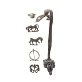 Vier Fibeln, ein Bronzehenkel und eine Bleiplombe, r&ouml;misch, 1. - 3. Jhdt.