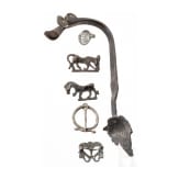 Vier Fibeln, ein Bronzehenkel und eine Bleiplombe, r&ouml;misch, 1. - 3. Jhdt.