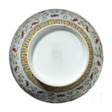 Ein fast identisches Paar Fledermaus-Vasen, China, Kuang Hsu-Periode, 20. Jhdt.