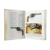 Vier B&uuml;cher zum Thema Milit&auml;rrevolver