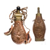 Zwei Pulverflaschen aus Kupfer, deutsch, 1. H. 19. Jhdt.