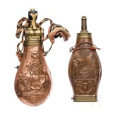 Zwei Pulverflaschen aus Kupfer, deutsch, 1. H. 19. Jhdt.