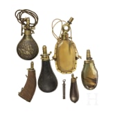 Sechs Pulverflaschen und ein Pulverma&szlig;, 19. Jhdt.