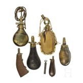 Sechs Pulverflaschen und ein Pulverma&szlig;, 19. Jhdt.