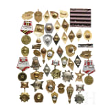 Sammlung &uuml;ber 40 sowjetischer Medaillen und Abzeichen, 20. Jhdt.