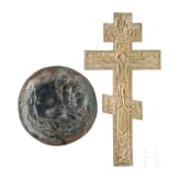 Segenskreuz aus Bronze, Russland, und kleine Sch&uuml;ssel aus Kupfer, Japan, 19. Jhdt.