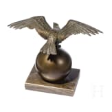 Kleiner Tischadler auf Weltkugel