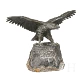 Kleiner Tischadler auf Steinsockel