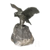 Kleiner Tischadler auf Steinsockel