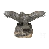 Kleiner Tischadler auf Steinsockel