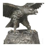 Kleiner Tischadler auf Steinsockel