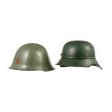 Zwei Stahlhelme mit rotem Stern, Jugoslawien, 1940er - 1960er Jahre