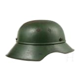Zwei Stahlhelme mit rotem Stern, Jugoslawien, 1940er - 1960er Jahre