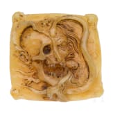 Bernsteinplakette mit Memento-Mori-Darstellung im Stil des 17. Jhdts.