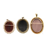 Onyx-Brosche und zwei Pietra-Dura-Broschen, um 1900