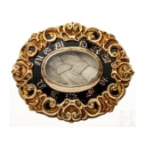 Gold-Gedenkbrosche, drei Broschen und drei Medaillons, eine England, datiert 1867, weitere Frankreich, Italien, 1920 und sp&auml;ter