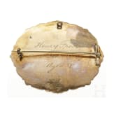 Gold-Gedenkbrosche, drei Broschen und drei Medaillons, eine England, datiert 1867, weitere Frankreich, Italien, 1920 und sp&auml;ter