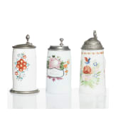Drei Milchglaskr&uuml;ge mit Zinnmontierung, deutsch/B&ouml;hmen, um 1800