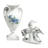 Vase im Stil des Empire, dazu eine Skulpturengruppe, deutsch, 20. Jhdt.
