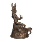 Bronzestatuette der sitzenden Tara auf Sockel, China, 19. oder fr&uuml;hes 20. Jhdt.