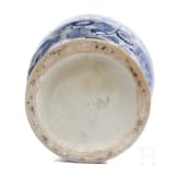 Bodenvase mit blau-wei&szlig;er Unterglasurmalerei, China, 19. - 20. Jhdt.