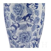 Bodenvase mit blau-wei&szlig;er Unterglasurmalerei, China, 19. - 20. Jhdt.