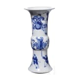 Wei&szlig;-blaue Gu-Vase, China, 20. Jhdt.