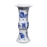 Wei&szlig;-blaue Gu-Vase, China, 20. Jhdt.