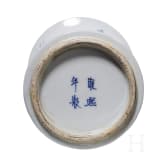 Wei&szlig;-blaue Gu-Vase, China, 20. Jhdt.