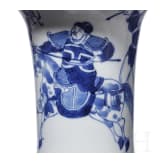 Wei&szlig;-blaue Gu-Vase, China, 20. Jhdt.