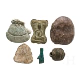 Fünf Amulettanhänger und eine Bronzeperle, altägyptisch, 2. - 1. Jtsd. v. Chr.