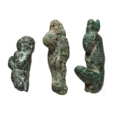 Drei Miniatur-Bronzeanhänger mit Gottheiten, altägyptisch, 2. - 1. Jtsd. v. Chr.