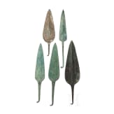 F&uuml;nf bronzene Spitzen f&uuml;r Wurfspie&szlig;e, Luristan, Westiran, 10. - 9. Jhdt. v. Chr.