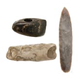 Flint-Speerspitze, geschliffenes Flint-Beil und kleine Axt, 5. - 3. Jtsd. v. Chr.