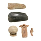 Zwei Steinbeile und drei antike Keramikobjekte