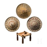 Drei verzierte Schilde der Amhara, Hocker und Becher