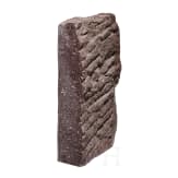 Porphyr-Fragment eines Sockels oder Gebäudes, römisch, 1. - 3. Jhdt.