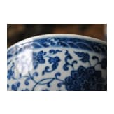 Blau-weiße Schale im Ming-Stil mit Yongzheng-Marke, wohl aus dieser Zeit (1723 - 1735)