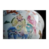 Famille-rose-dekorierte "18 Luohan"-Schale mit Daoguang-Marke