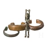 Drei Manillen und eine Bronzefigur, Afrika, 19./20. Jhdt.