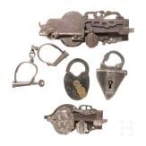 Zwei T&uuml;rschl&ouml;sser, zwei B&uuml;gelschl&ouml;sser und eine Handschelle, deutsch, 17./18. Jhdt.