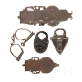 Zwei T&uuml;rschl&ouml;sser, zwei B&uuml;gelschl&ouml;sser und eine Handschelle, deutsch, 17./18. Jhdt.