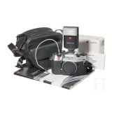 Kamerageh&auml;use Leica R8 mit Blitzger&auml;t Leica SF 20, Ledertasche