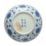 Blau-wei&szlig;e Schale mit Xuantong-Marke, China, 1908-12