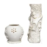 Wei&szlig; glasierter Pinseltopf und kleiner Krug, China,19. bis 20. Jhdt.