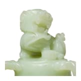Deckelgef&auml;&szlig; aus hellgr&uuml;ner Jade, China, Ende 19./Anfang 20. Jhdt.