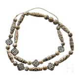 Eine sch&ouml;ne Amulett-Halskette aus Bandachat-Perlen (Chung Dzi), China