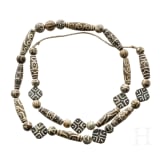 Eine sch&ouml;ne Amulett-Halskette aus Bandachat-Perlen (Chung Dzi), China